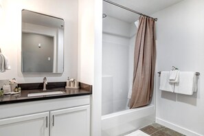 Douche, séchoir à cheveux, serviettes fournies