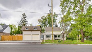 A residential street with houses, a wooden fence, and a clear sky. - Room in Guest Room - Serene Retreat in Brampton - Private Room With City Views (Brampton)