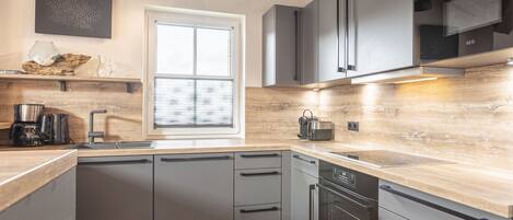 Refrigerador, microondas, horno, placa de cocina