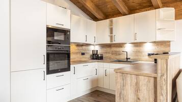 Wasserkocher mit Kaffee-/Teezubehör, Kühlschrank, Mikrowelle, Ofen