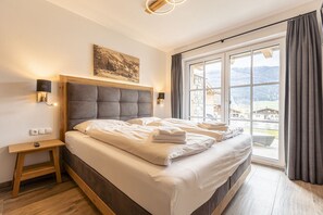 4 bedrooms, travel crib, free WiFi