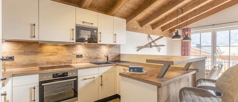 Jääkaappi, mikroaaltouuni, liesi, astianpesukone