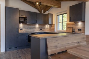 Fridge, microwave, oven, stovetop - Superior Ferienhaus # 5D mit Sauna (Uttendorf)