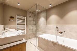 Shower, hair dryer - Superior 1-Bedroom Apartment (Schruns)