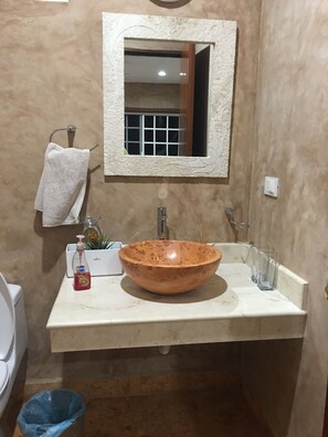 SĂšche-cheveux, serviettes fournies, savon, papier toilette