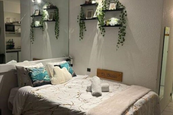 1 soverom, strykejern/-brett, wi-fi og sengetøy