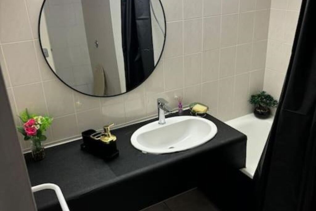 Douche, serviettes fournies, savon, papier toilette