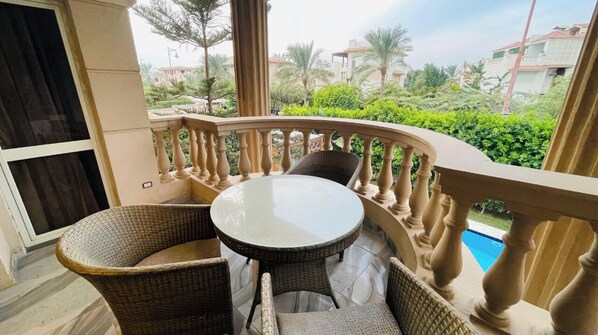 تناول الطعام بالخارج