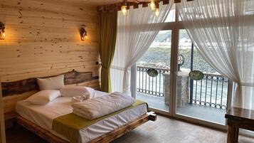 Double Room Single Use, Balcony, River View | Meja