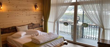 Chambre double pour 1 personne, balcon, vue sur le fleuve | Bureau