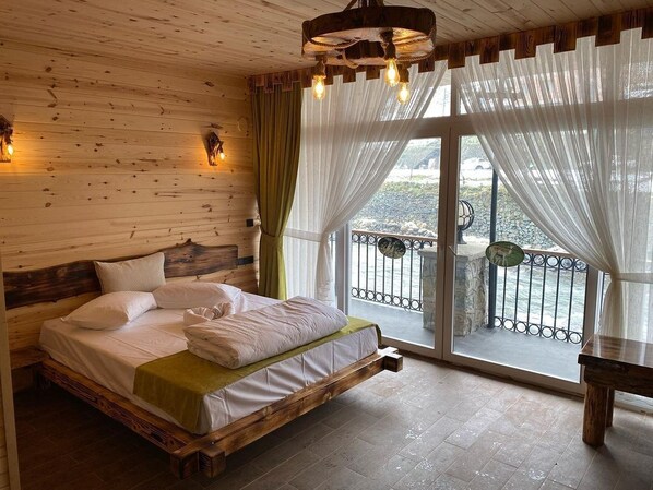 Habitación doble de uso individual, balcón, vistas al río | Escritorio