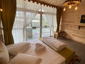 Tweepersoonskamer, voor 1 persoon, balkon, uitzicht op rivier | 1 slaapkamer, een bureau