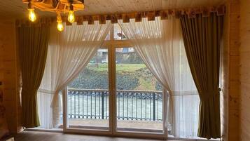 Double Room Single Use, Balcony, River View | Meja