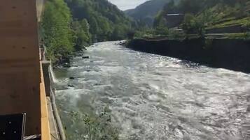 Double Room Single Use, Balcony, River View | Ruang tamu