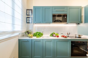 Kjøleskap, mikrobølgeovn, ovn og oppvaskmaskin