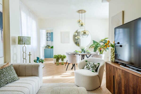 TV - Smart Stylish Apartment with Parking Garage in Lucca (Lucca)