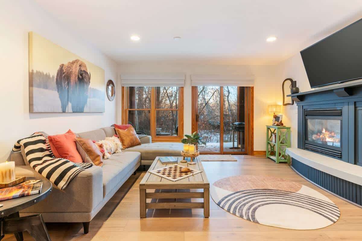 TV, fireplace, offices