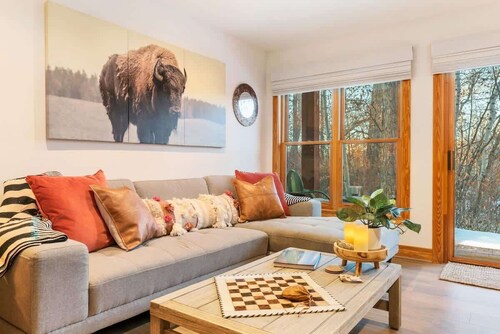 Basecamp Stays: Upscale Getaway, Shuttle, Hot Tubs