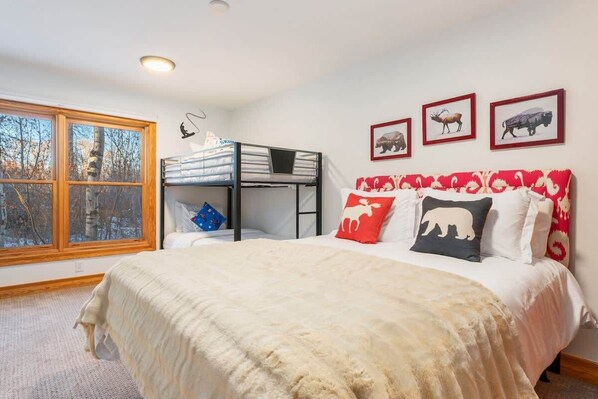 3 bedrooms, iron/ironing board, WiFi, bed sheets