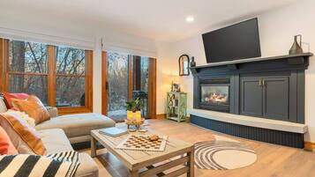 Televisión, chimenea y oficina