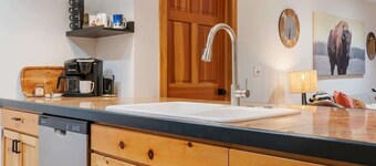 Basecamp Stays: Upscale Getaway, Shuttle, Hot Tubs