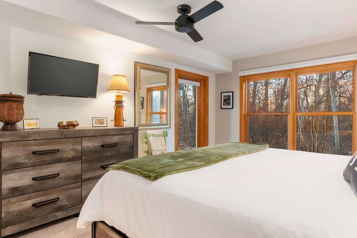 3 habitaciones, tabla de planchar con plancha, wifi y ropa de cama 