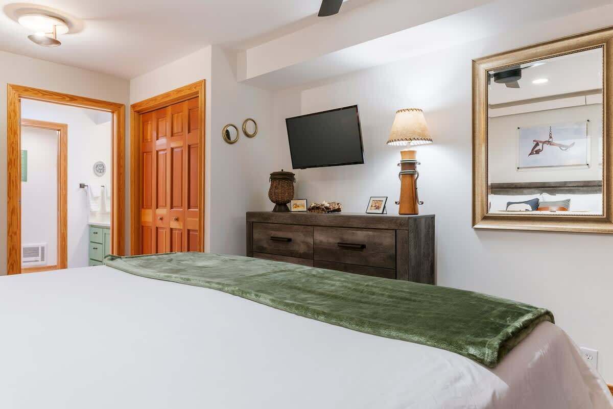 3 bedrooms, iron/ironing board, WiFi, bed sheets