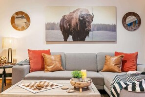 Televisie, een open haard en een kantoor