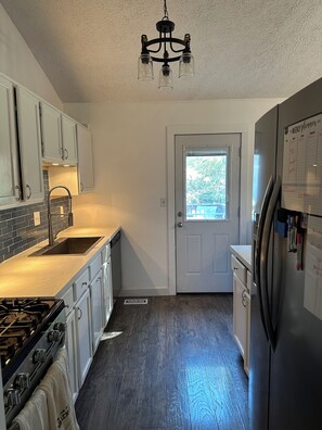 Een koelkast, een microgolfoven, een oven, een kookplaat