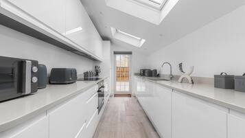 Basic Room | Private kitchen | Fridge, microwave, oven, stovetop