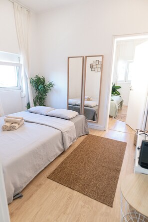 1 soverom, skrivebord, strykejern/-brett og reiseseng for barn