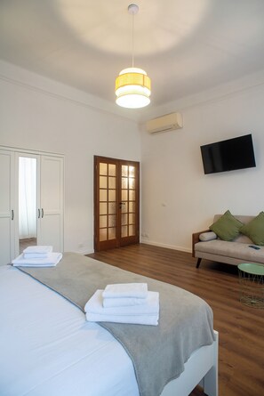 3 bedrooms, desk, iron/ironing board, travel cot - Flower Fields Home (Roma)