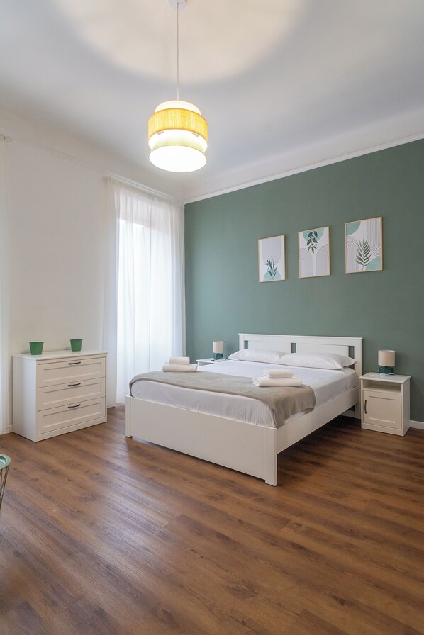 3 bedrooms, desk, iron/ironing board, travel crib