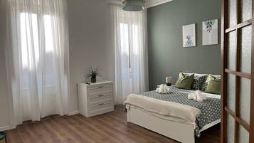 3 Schlafzimmer, Schreibtisch, Bügeleisen/Bügelbrett, Reisekinderbett