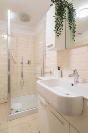 Dusj, hårføner, bidé og håndklær