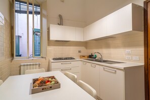 ثلاجة، ميكروويف، فرن، موقد طهي مسطح