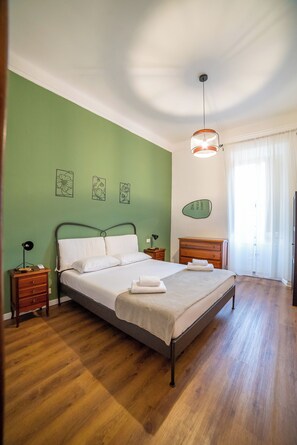 3 soverom, skrivebord, strykejern/-brett og reiseseng for barn