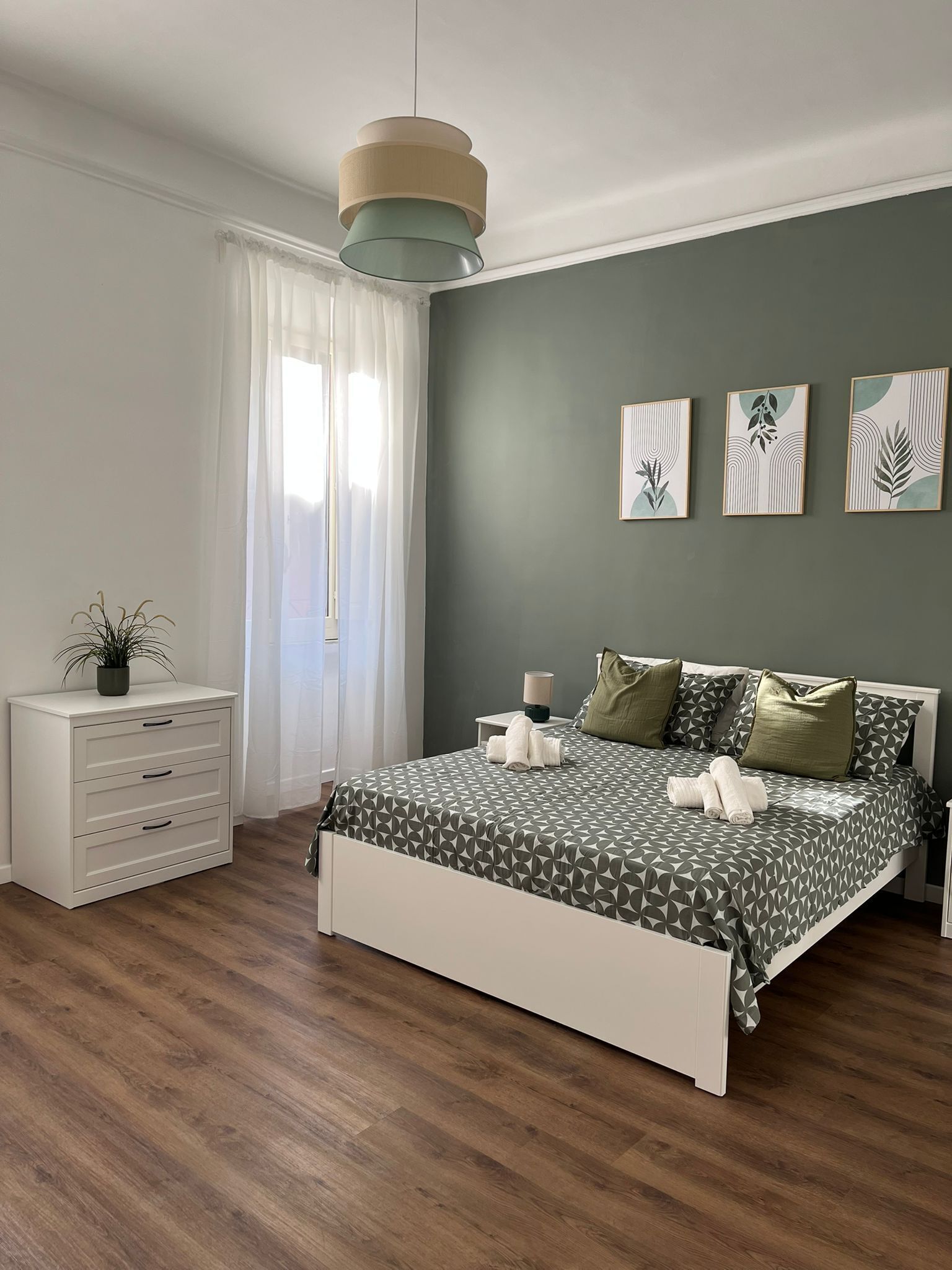 3 Schlafzimmer, Schreibtisch, Bügeleisen/Bügelbrett, Reisekinderbett