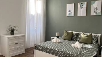 3 Schlafzimmer, Schreibtisch, Bügeleisen/Bügelbrett, Reisekinderbett