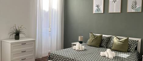 3 bedrooms, desk, iron/ironing board, travel crib