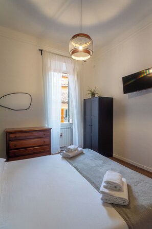 3 عدّة غرف نوم ومكتب ومكواة/لوح كي وسرير سفر