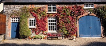 Luxury and elegant lakeside lodges, Boating activities and pet friendly.
