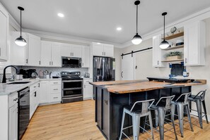 Kylskåp, mikrovågsugn, ugn och spishäll