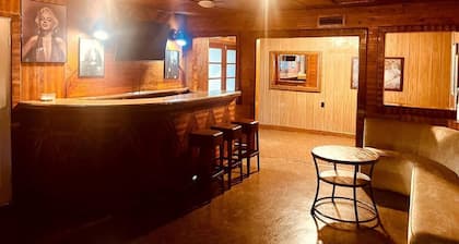 Central 3-bedroom house in Redding with Pool & Vintage Bar Room
