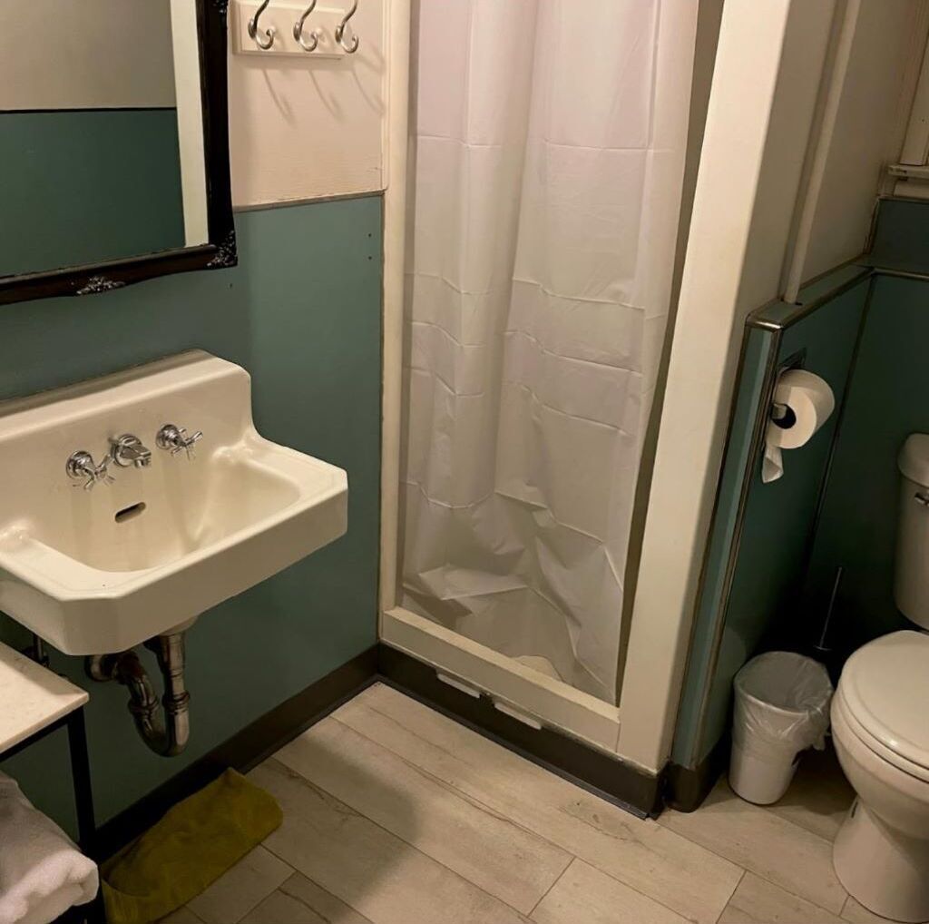 Ein Badezimmer mit Waschbecken, Toilette und Duschvorhang.