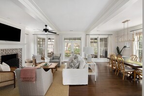 Televisión y chimenea