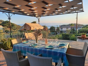 Outdoor dining - Ella's Sea View Villa, Greece, beachfront near Volos, BBQ, airy, family-friendly (Marathos,Agios Georgios)