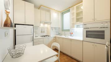 Apartemen Klasik, balkon, pemandangan kota | Dapur pribadi | Pemanggang roti
