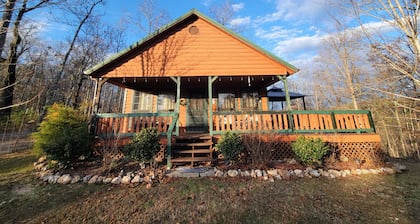 A Hasty Getaway: Cozy Cabin on 10 Private Acres! Pet-Friendly & Perfect for Two!