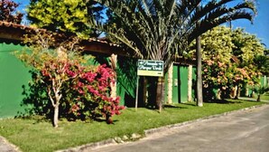 A green building with a sign that reads "Parque Urbano."